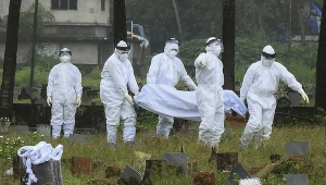 Zdjęcie ukazuje pogrzeb jednej z ofiar wirusa Nipah w Indiach - 12-letniego chłopca