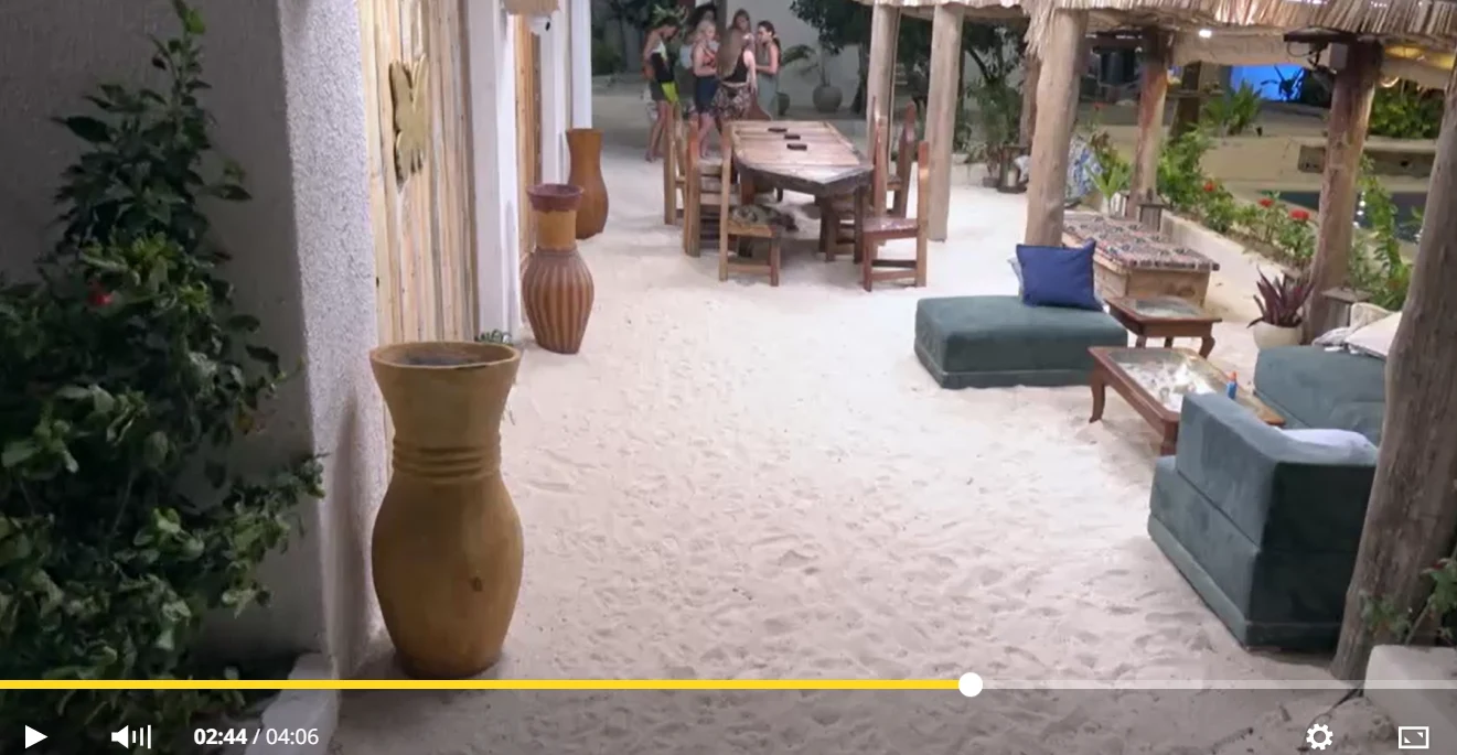 Koleżanki, które sprawiły Marii przykrość, chwilę potem ją pocieszały Koleżanki, które sprawiły Marii przykrość, chwilę potem ją pocieszały