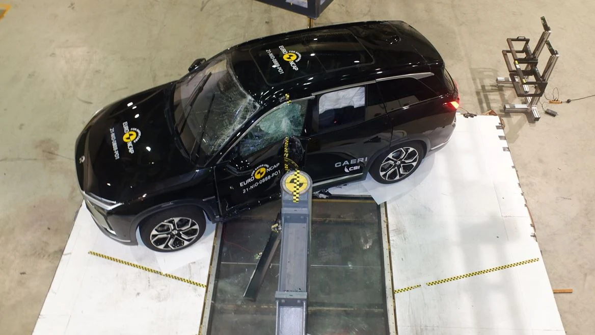 NIO ES8 ma system szybkiej wymiany modułu baterii. Auto dostało 5 gwiazdek w Euro NCAP NIO ES8 ma system szybkiej wymiany modułu baterii. Auto dostało 5 gwiazdek w Euro NCAP