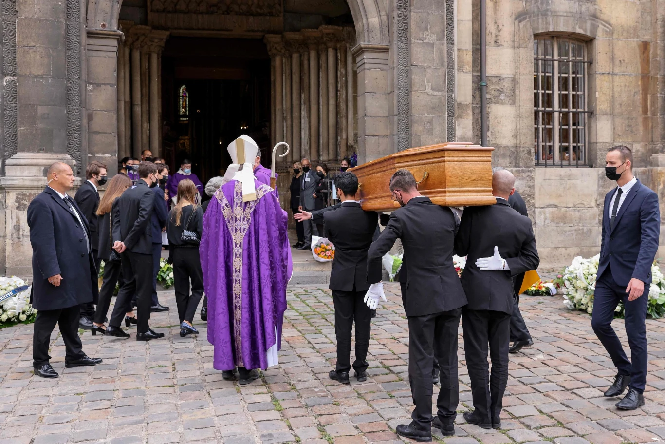 Trumna z ciałem Jean-Paula Belmondo przed kościołem Saint-Germain-des-Pres w Paryżu. Trumna z ciałem Jean-Paula Belmondo przed kościołem Saint-Germain-des-Pres w Paryżu.