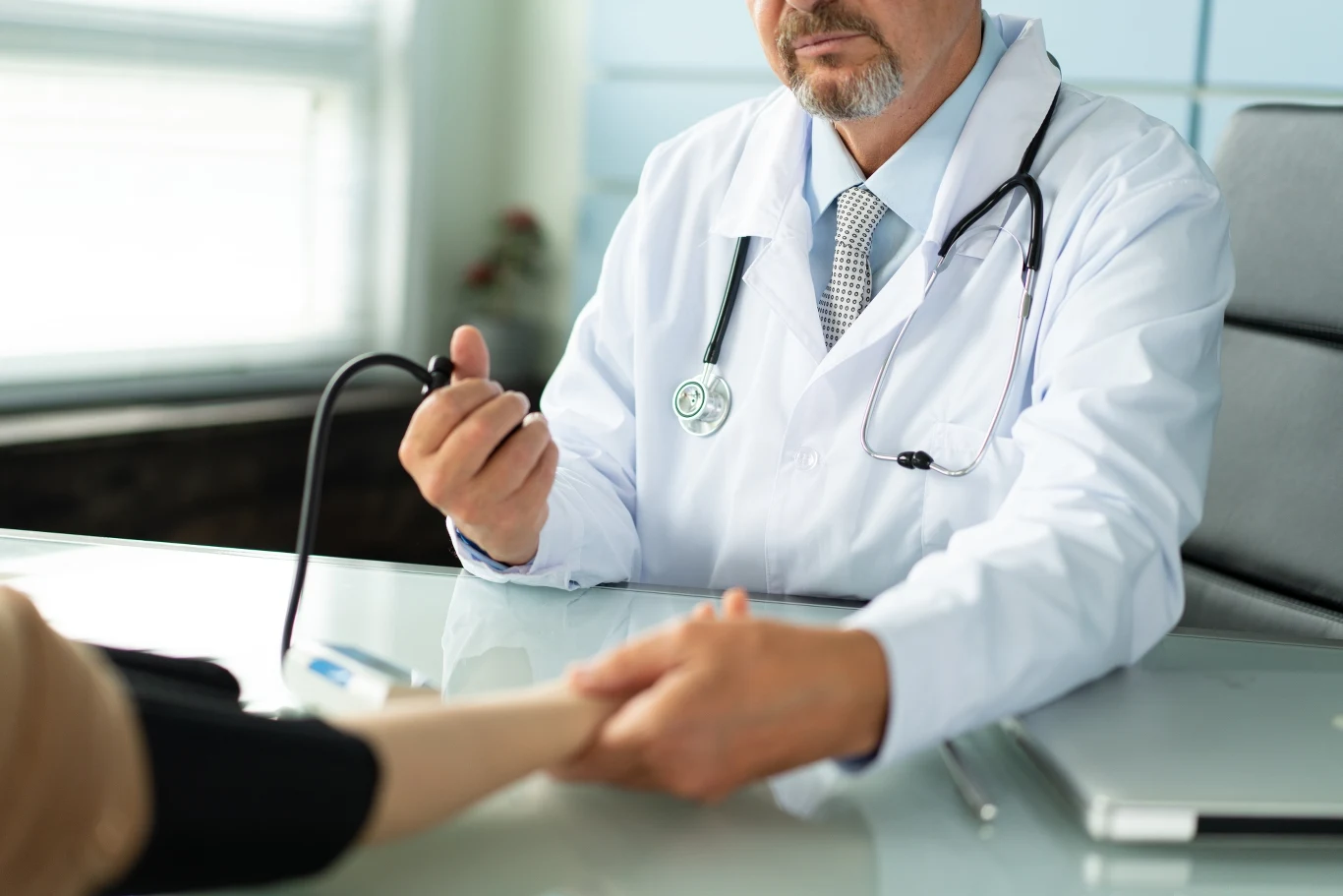 Holter ciśnieniowy (ABPM) mierzy ciśnienie tętnicze krwi w regularnych odstępach - zazwyczaj co 15 minut w dzień i co 30 minut w nocy Holter ciśnieniowy (ABPM) mierzy ciśnienie tętnicze krwi w regularnych odstępach - zazwyczaj co 15 minut w dzień i co 30 minut w nocy