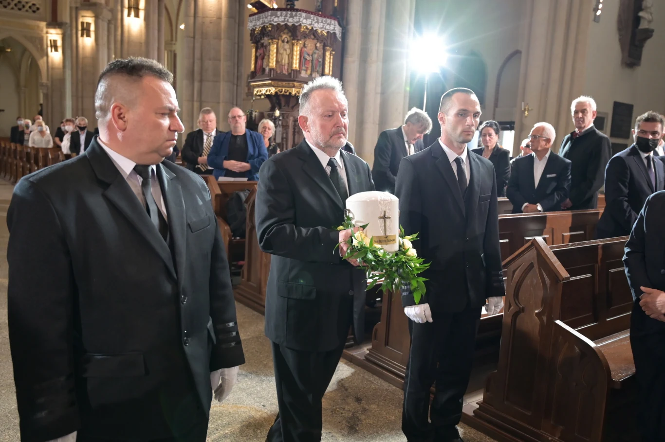 W 2016 r. Akademia Muzyczna w Łodzi uhonorowała Żylis-Garę tytułem doktora honoris causa - promotorem doktoratu był Wiesław Ochman, który jako śpiewak miał okazję występować u boku Maestry m.in. na scenie Deutsche Oper w Berlinie. Podczas uroczystości przywołał słowa, jakie wypowiedział o niej wybitny dyrygent Oliviero de Fabritiis. Jego zdaniem, piszący muzykę do Traviaty Verdi, "miał na myśli taką artystkę jak Żylis-Gara". W 2020 r. śpiewaczka otrzymała Honorowe Obywatelstwo Miasta Łodzi. To właśnie w archikatedrze w Łodzi odbyła się msza żałobna w intencji Teresy Żylis-Gary. Jej prochy zostaną pochowane na cmentarzu komunalnym na Dołach.