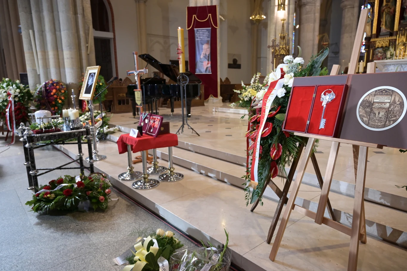 Partnerami Teresy Żylis-Gary na scenie byli najwięksi artyści scen operowych, wśród nich Carlo Bergonzi, José Carreras, Franco Corelli, Fiorenza Cossotto, Placido Domingo, Mikołaj Giaurow, Sherill Miles, Luciano Pavarotti, Rugiero Raimondi, Jon Vickers i Ingmar Wixell. Śpiewaczka nagrywała płyty dla takich wytwórni, jak m.in. EMI, Deutsche Grammophon, Harmonia Mundi, Erato, Polskie Nagrania. Była także pedagogiem, profesorem sztuk muzycznych przekazującym wiedzę z zakresu techniki i interpretacji wokalnej. Otrzymywała zaproszenia do prowadzenia kursów mistrzowskich w Europie i w Stanach Zjednoczonych. Od 1980 r. mieszkała na stałe w Monaco.
