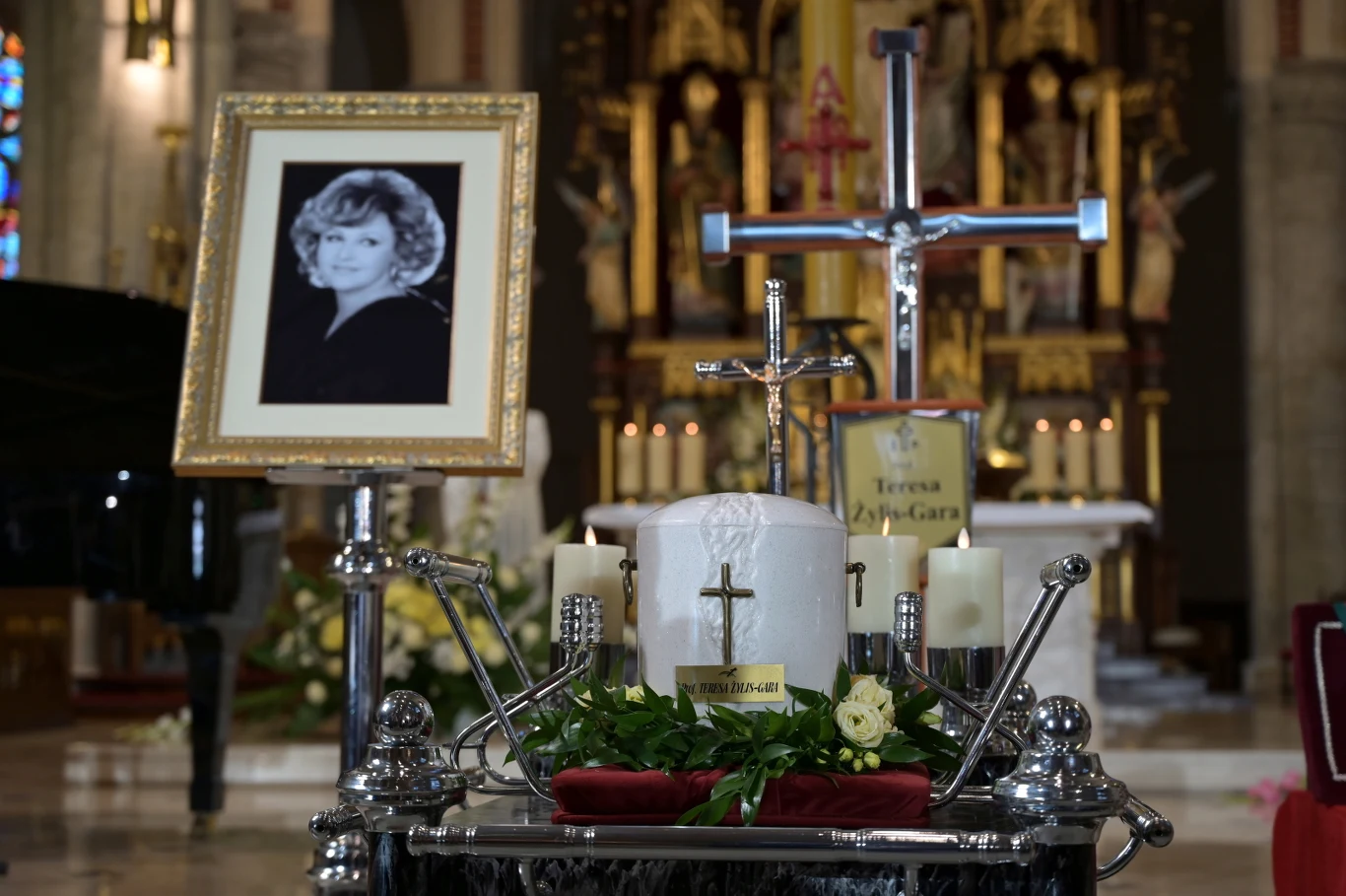 Teresa Żylis-Gara urodziła się 23 stycznia 1930 r. w Landwarowie koło Wilna. Studiowała w łódzkim konserwatorium u prof. Olgi Olginy. Wygrana na Ogólnopolskim Konkursie Młodych Wokalistów w Warszawie w 1953 r. zapewniła jej pierwszy stały angaż. W 1956 r. zadebiutowała w Operze Krakowskiej w głównej roli w "Halce" Stanisława Moniuszki.