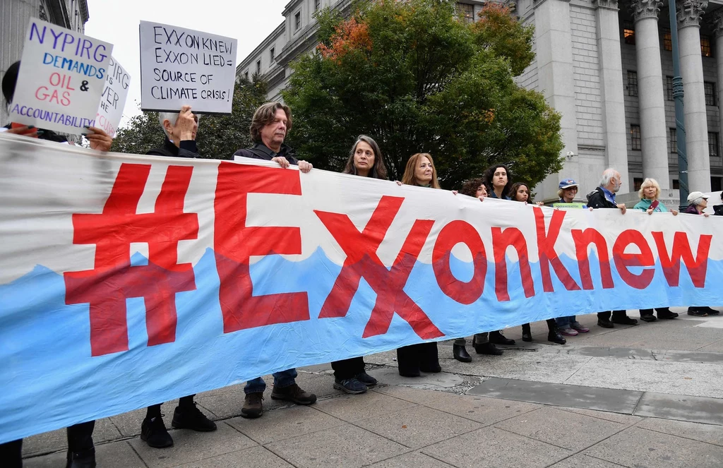 Protest w trakcie procesu ExxonMobil o wprowadzanie inwestorów błąd na temat wpływu działań firmy na środowisko.