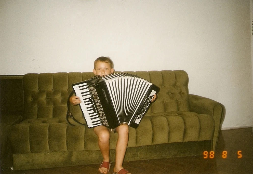 Piotr "Lolek" Sołoducha (Enej) - wokal, akordeon