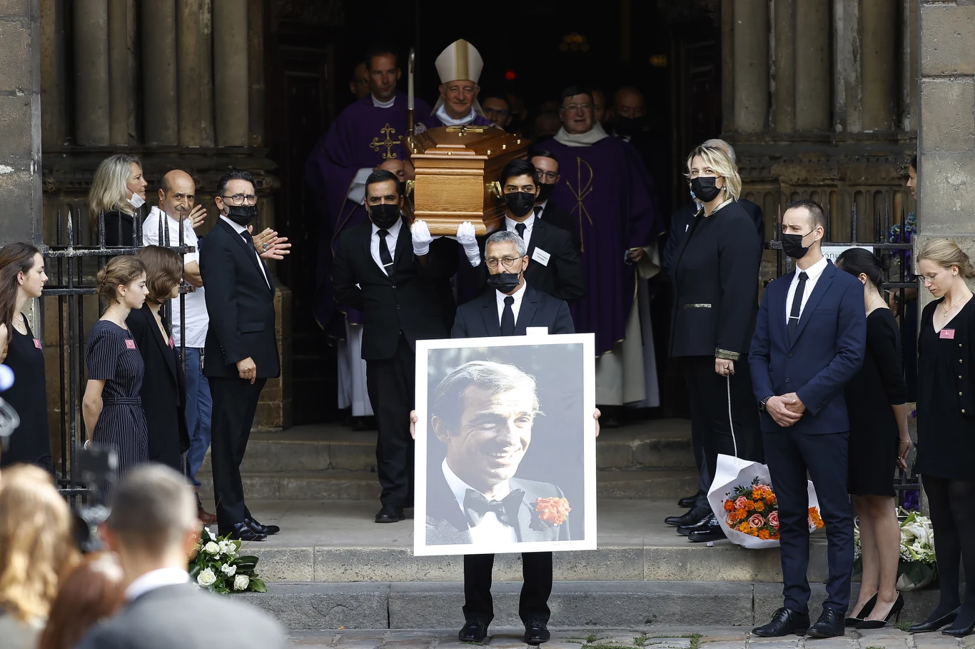 Trumna z ciałem Jean-Paula Belmondo po uroczystej mszy w intencji pamięci zmarłego aktora. Trumna z ciałem Jean-Paula Belmondo po uroczystej mszy w intencji pamięci zmarłego aktora.