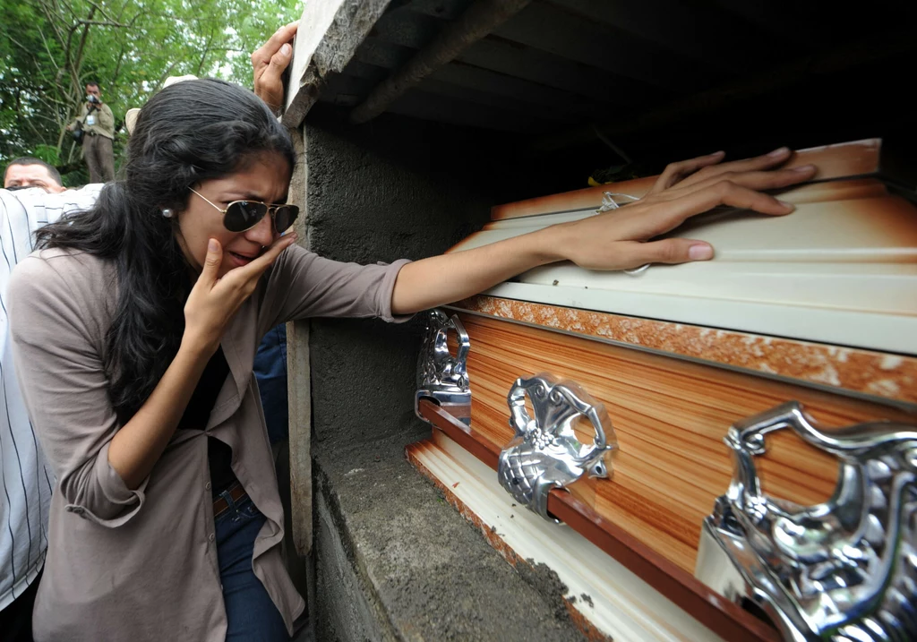 Zszokowani mieszkańcy Hondurasu przez długi czas opłakiwali śmierć Marii Jose Alvarado i jej siostry