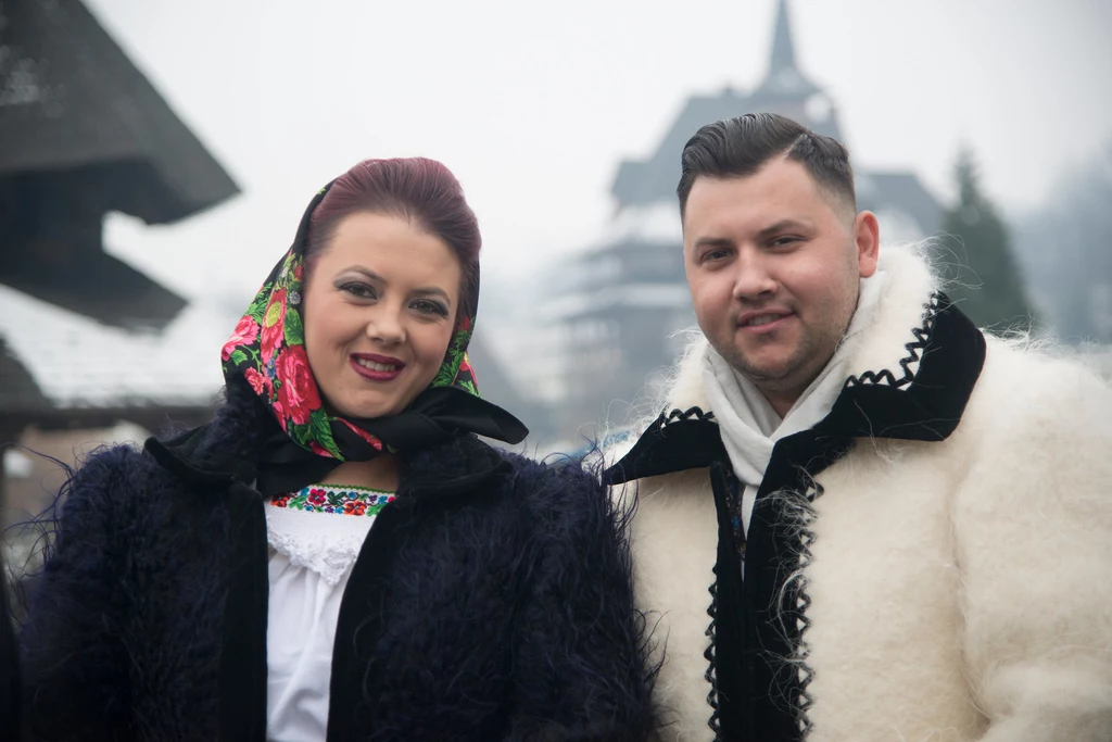 Małżeństwo ubrane w zimowe tradycyjne stroje rumuńskie