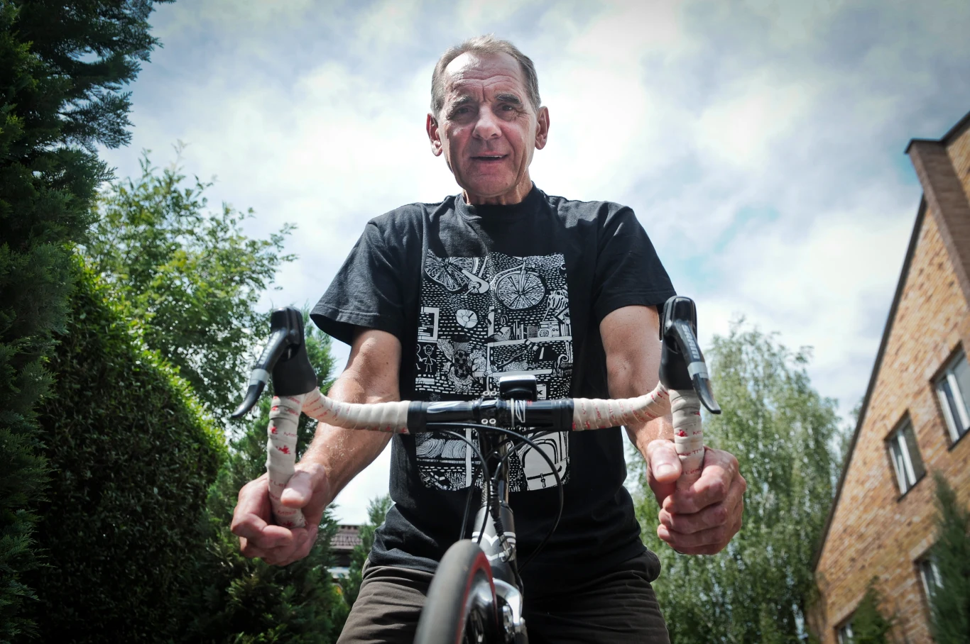 Ryszard Szurkowski 12.01.1946 - 01.02.2021 Po jego śmierci płakało nie tylko środowisko związane z kolarstwem, którego był legendą. Jest najbardziej utytułowanym polskim kolarzem - dwukrotnym wicemistrzem olimpijskim i czterokrotnym medalistą mistrzostw świata. Przez kilka lat nie miał sobie równych w Wyścigu Pokoju. Opuścił nas w wieku 75 lat. Jego stan zdrowia uległ załamaniu w 2018 roku ze względu na wypadek podczas wyścigu kolarskiego weteranów w Kolonii. 