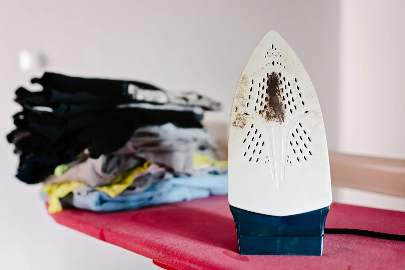 Jak wyczyścić żelazko? Domowy sposób, który pomoże usunąć zabrudzenia. Jak wyczyścić żelazko? Domowy sposób, który pomoże usunąć zabrudzenia.