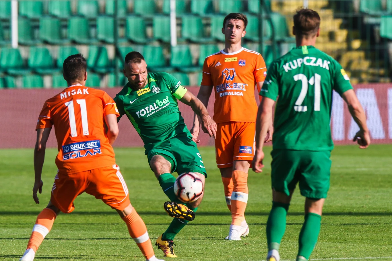 Warta Poznań - Bruk-Bet Termalica Nieciecza, piłkę kopie Bartosz Kieliba Warta Poznań - Bruk-Bet Termalica Nieciecza, piłkę kopie Bartosz Kieliba