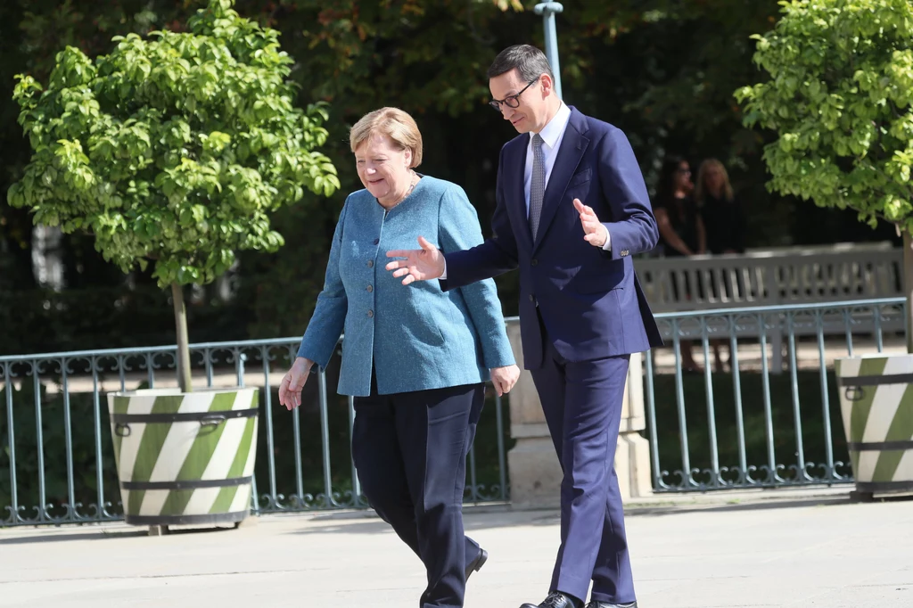 Szef rządu serdecznie powitał Angelę Merkel