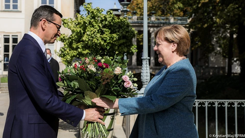 Premier wręczył niemieckiej Kanclerz bukiet kwiatów