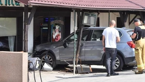 Wjechała w witrynę sklepu mięsnego