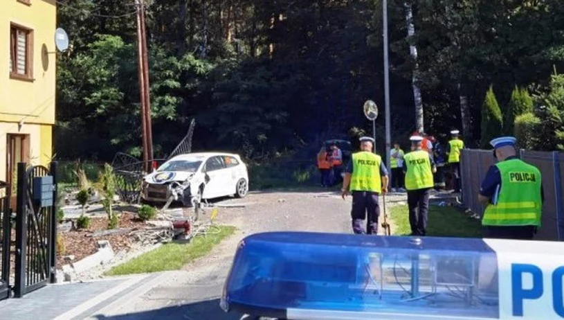 Honda Civic Type R wypadła z drogi i uderzyła w ogrodzenie