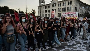 Protesty przeciwko szczepionkom na Covid-19 rozpoczęły się w lipcu, gdy rząd ogłosił szczepienia pracowników medycznych i personelu pielęgniarskiego w domach opieki