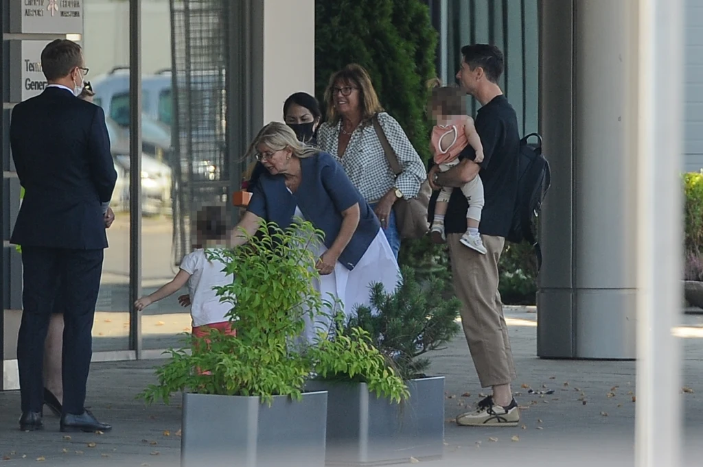 Robert Lewandowski z córkami, mamą i teściową