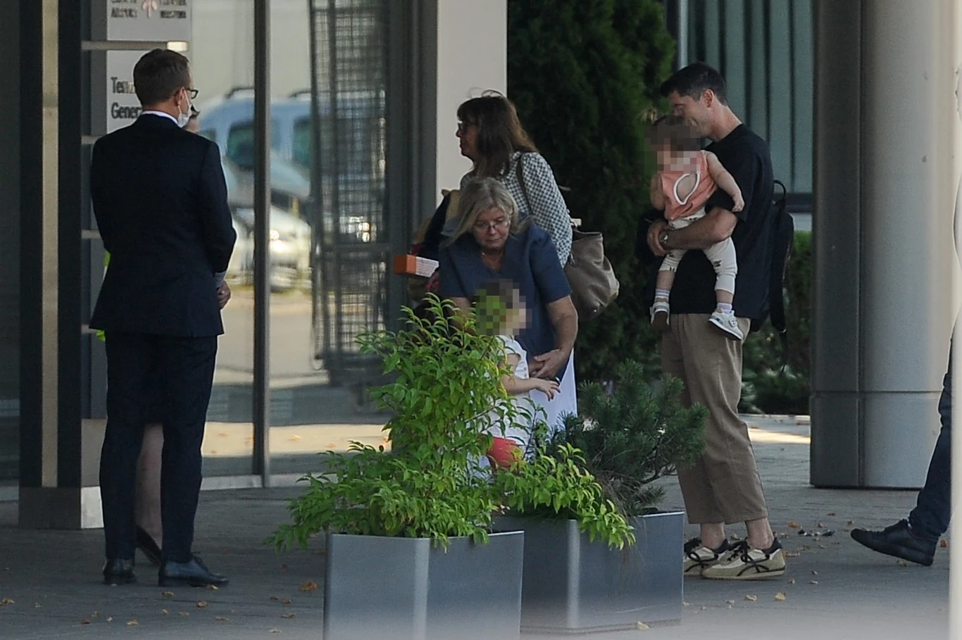 Robert Lewandowski z córkami, mamą i teściową Robert Lewandowski z córkami, mamą i teściową