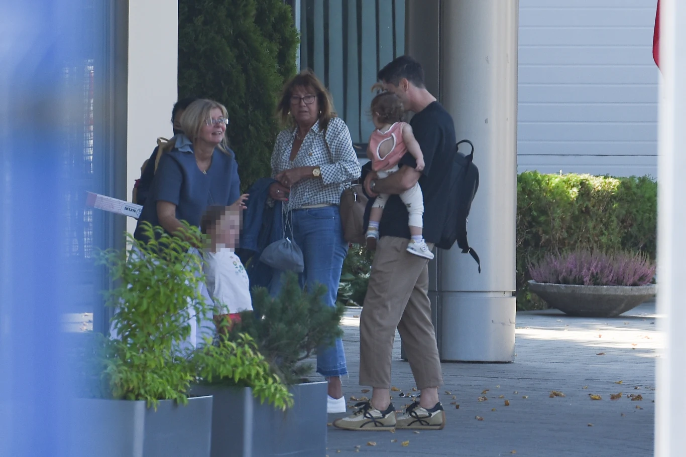 Robert Lewandowski z córkami, mamą i teściową Robert Lewandowski z córkami, mamą i teściową