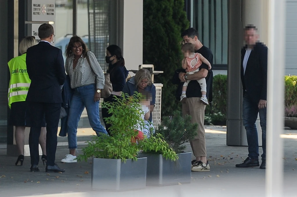 Robert Lewandowski z córkami, mamą i teściową