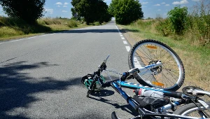 Przewrócony rower. Zdjęcie ilustracyjne