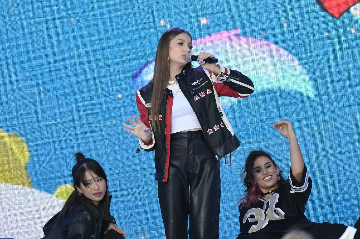 Viki Gabor zaśpiewała przebój "Superhero", który zapewnił jej zwycięstwo podczas Eurowizji Junior 2019. 