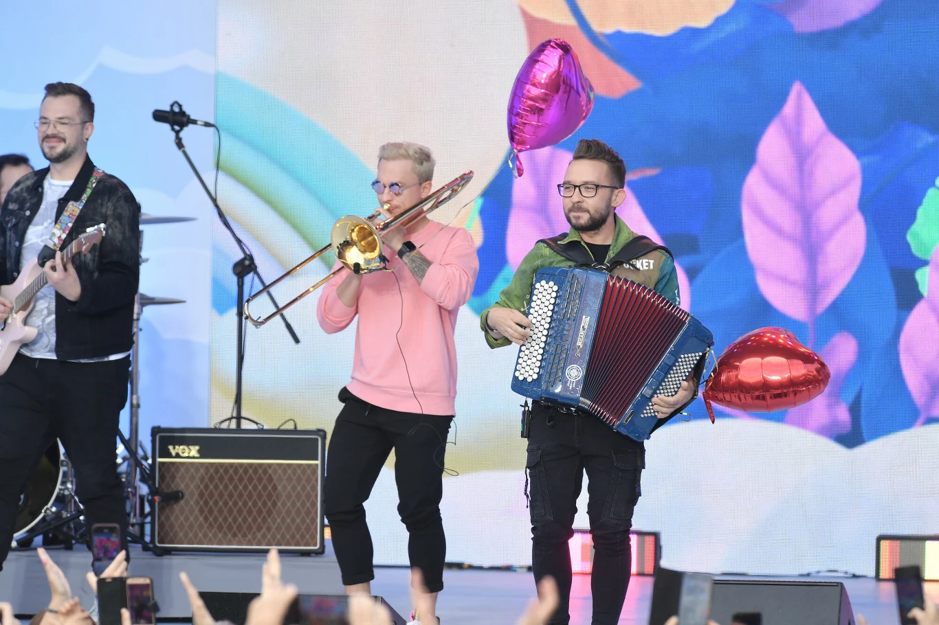 Zespół Enej zaśpiewał przebój "Kamień z napisem LOVE" oraz własną interpretację piosenki dla dzieci "Kundel bury".