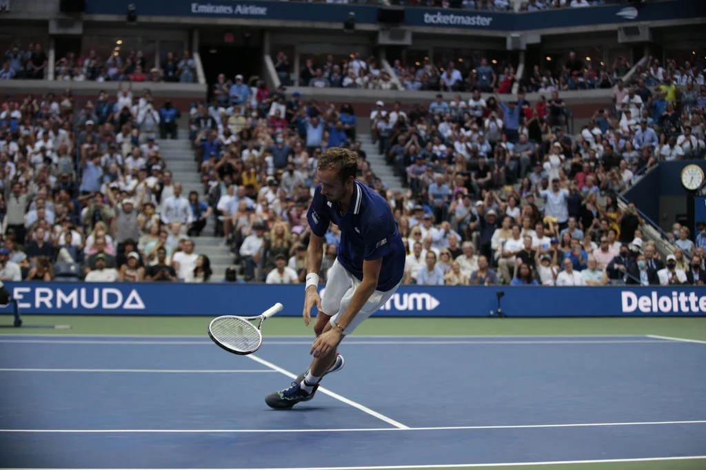 Daniił Miedwiediew upada na kort po pokonaniu Novaka Djokovicia Daniił Miedwiediew upada na kort po pokonaniu Novaka Djokovicia