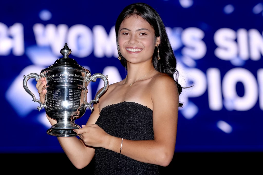 Emma Raducanu z trofeum za wygraną w US Open Emma Raducanu z trofeum za wygraną w US Open
