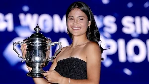 Emma Raducanu z trofeum za wygraną w US Open