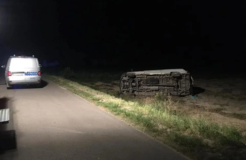 Dopiero po przestrzeleniu opon samochód zjechał z drogi i dachował