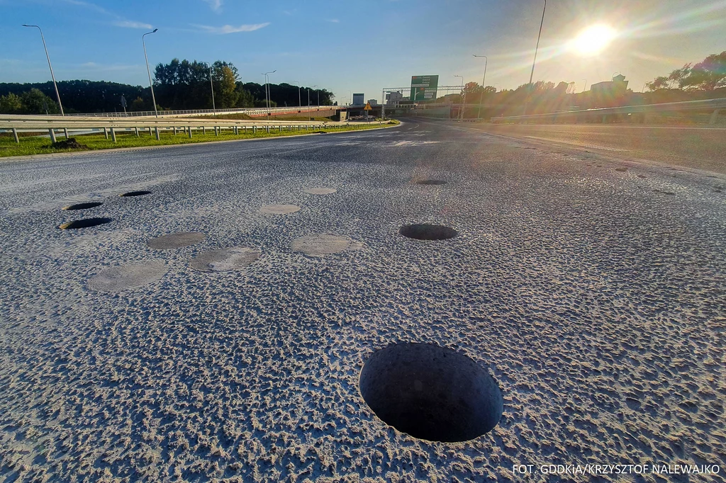 Badania polegają na wykonaniu odwiertów w betonowej nawierzchni