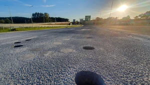 Badania polegają na wykonaniu odwiertów w betonowej nawierzchni