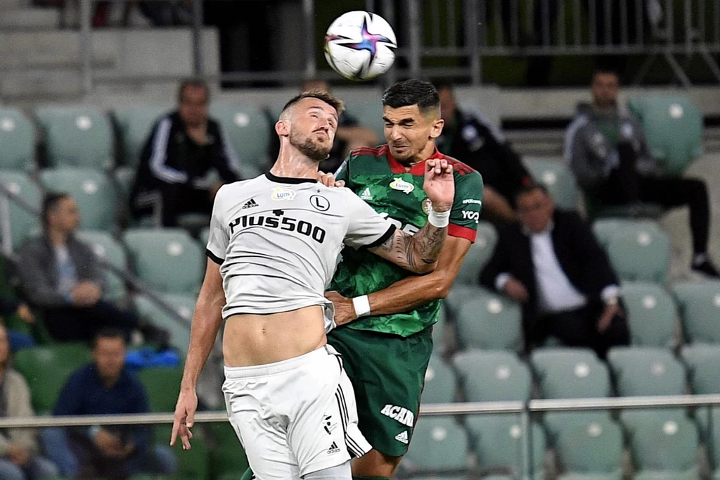 Tomas Pekhart z Legii (na pierwszym planie) i Wojciech Golla ze Śląska Wrocław Tomas Pekhart z Legii (na pierwszym planie) i Wojciech Golla ze Śląska Wrocław