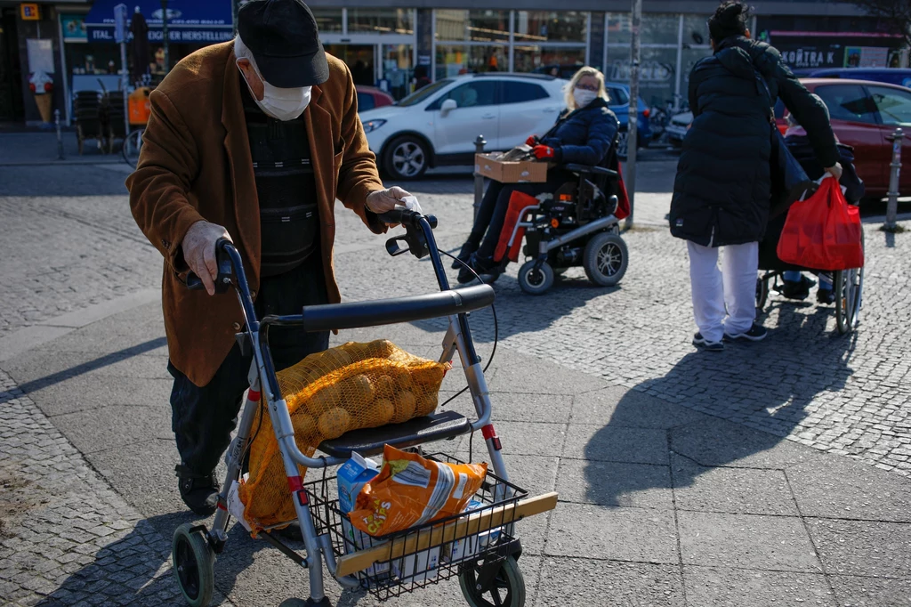 Społeczeństwo na całym świecie starzeje się gwałtownie Społeczeństwo na całym świecie starzeje się gwałtownie