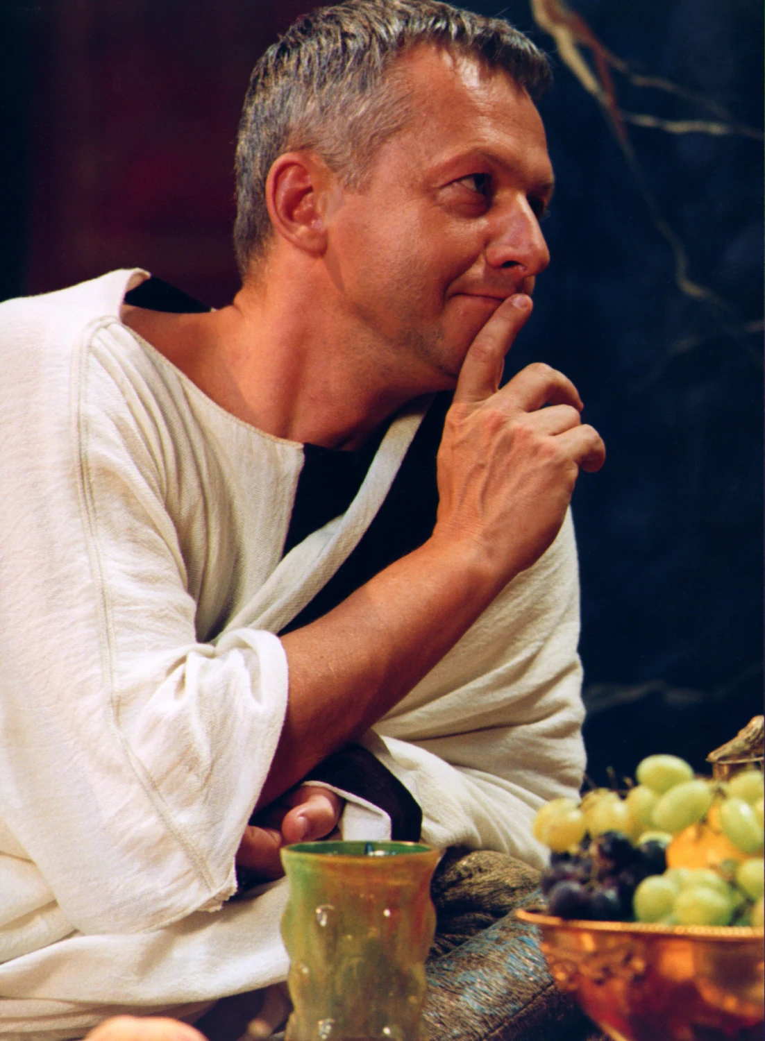 Rola Petroniusza przypadła Bogusławowi Lindzie. "Lubo starszy i mniej atletyczny, piękniejszy był nawet od Winicjusza. Kobiety w Rzymie podziwiały nie tylko jego giętki umysł i smak, który mu zjednał nazwę arbitra elegancji, ale i ciało" - opisywał bohatera Henryk Sienkiewicz. Rola Petroniusza przypadła Bogusławowi Lindzie. "Lubo starszy i mniej atletyczny, piękniejszy był nawet od Winicjusza. Kobiety w Rzymie podziwiały nie tylko jego giętki umysł i smak, który mu zjednał nazwę arbitra elegancji, ale i ciało" - opisywał bohatera Henryk Sienkiewicz.