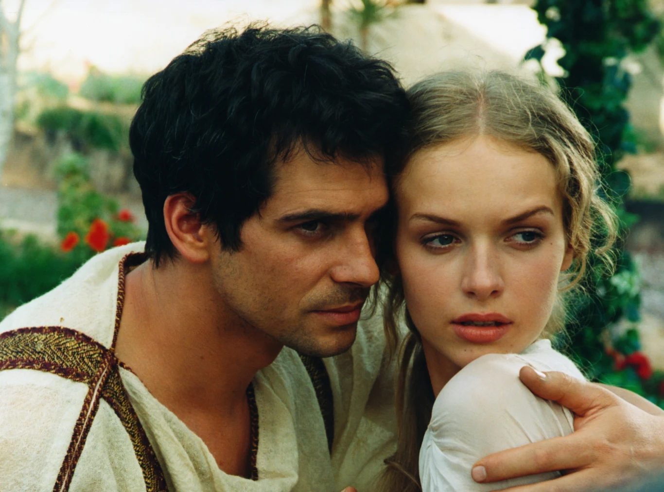 "Specjalnie na potrzeby 'Quo Vadis' wszystkie stroje dla aktorów były wykonywane ręcznie, haftowane złotą nicią i częstokroć patynowane, bo przecież nie każdy z nich miał wyglądać jak nowy" - opowiadała kostiumolog Magdalena Tesławska. W sumie uszyto 1200 kostiumów, na które zużyto 17,5 tys.metrów materiału. "Specjalnie na potrzeby 'Quo Vadis' wszystkie stroje dla aktorów były wykonywane ręcznie, haftowane złotą nicią i częstokroć patynowane, bo przecież nie każdy z nich miał wyglądać jak nowy" - opowiadała kostiumolog Magdalena Tesławska. W sumie uszyto 1200 kostiumów, na które zużyto 17,5 tys.metrów materiału.