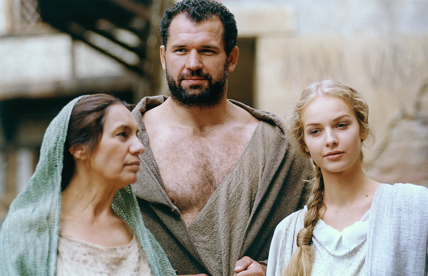 Operator Andrzej J. Jaroszewicz wspomina, że wspólnie z reżyserem wymyślili, że świat, który chcą przedstawić, ma być światem "przesyconym światłem, jasnym, przejrzystym, barwnym, ciepłym".
"Nie stosowałem żadnych specjalnych technik. Nie chciałem wymyślać jakiegoś specjalnego światła, ani stosować takich zabiegów, które zmieniają się w zależności od tego, czy jest dramatycznie, czy nie. Nie chciałem zimnego obrazu w dramatycznych scenach, bo są to takie dość oklepane 'sposobiki'. Jednocześnie chcieliśmy, żeby był to film trochę inny, niż dyktują współczesne mody, ponieważ fabuła filmu jest na tyle wyrazista i dramatyczna, że nie wymaga żadnych dodatkowych zabiegów. Powiedziałbym, że obraz w 'Quo Vadis' jest skromny. Zdecydowałem, że obraz będzie nierozerwalnie związany i podporządkowany opowiadanej historii" - dodał operator. Operator Andrzej J. Jaroszewicz wspomina, że wspólnie z reżyserem wymyślili, że świat, który chcą przedstawić, ma być światem "przesyconym światłem, jasnym, przejrzystym, barwnym, ciepłym".
"Nie stosowałem żadnych specjalnych technik. Nie chciałem wymyślać jakiegoś specjalnego światła, ani stosować takich zabiegów, które zmieniają się w zależności od tego, czy jest dramatycznie, czy nie. Nie chciałem zimnego obrazu w dramatycznych scenach, bo są to takie dość oklepane 'sposobiki'. Jednocześnie chcieliśmy, żeby był to film trochę inny, niż dyktują współczesne mody, ponieważ fabuła filmu jest na tyle wyrazista i dramatyczna, że nie wymaga żadnych dodatkowych zabiegów. Powiedziałbym, że obraz w 'Quo Vadis' jest skromny. Zdecydowałem, że obraz będzie nierozerwalnie związany i podporządkowany opowiadanej historii" - dodał operator.