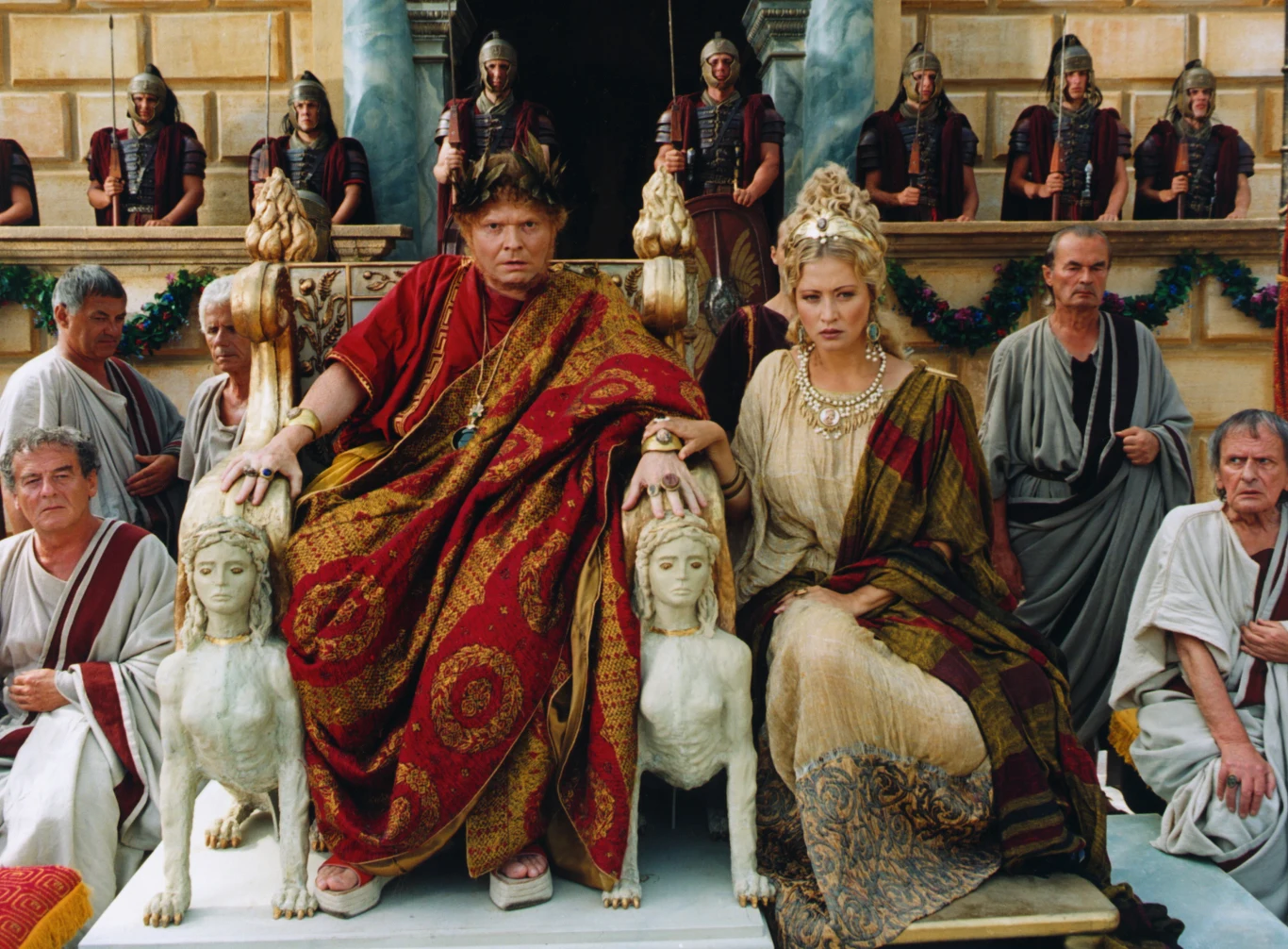 Scenograf Janusz Sosnowski wyobraził sobie, że antyczną, słoneczną Italię da się wykreować lokalizując plany zdjęciowe w Tunezji, we Francji i w Polsce. Wystarczyło mu kilka miesięcy, by z ekipą współpracowników, zaprojektować i wbudować w Warszawie rzymski amfiteatr.
W rekordowym tempie powstawały również inne, wielkie dekoracje, w tym nieprzewidziane w pierwotnych zamiarach Forum Romanum, które równie nieprzewidzianie spłonęło, notabene w ostatnim dniu zdjęć plenerowych w Polsce. Scenograf Janusz Sosnowski wyobraził sobie, że antyczną, słoneczną Italię da się wykreować lokalizując plany zdjęciowe w Tunezji, we Francji i w Polsce. Wystarczyło mu kilka miesięcy, by z ekipą współpracowników, zaprojektować i wbudować w Warszawie rzymski amfiteatr.
W rekordowym tempie powstawały również inne, wielkie dekoracje, w tym nieprzewidziane w pierwotnych zamiarach Forum Romanum, które równie nieprzewidzianie spłonęło, notabene w ostatnim dniu zdjęć plenerowych w Polsce.