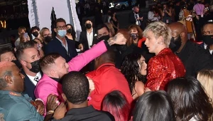 Conor McGregor (po lewej w różowym garniturze)