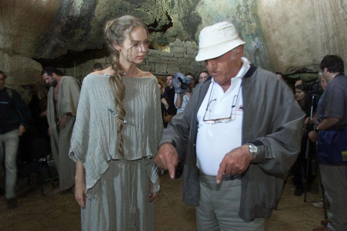 Nie wszystko w trakcie prac nad filmem przebiegało zgodnie z planem. Nie spodziewano się, że w Tunezji w maju będzie lał deszcz, że padać i wiać będzie w czerwcu na pamiętającym czasy rzymskie słynnym akwedukcie Pont du Gard, że lwy za dnia będą ospałe, że sierpniowa wichura uszkodzi dekoracje w Piasecznie...
W rezultacie zamiast 110 było 127 dni zdjęciowych, a budżet filmu zwiększył się z 12 do 18 mln dolarów. W efekcie powstały jednak nie cztery, lecz sześć odcinków telewizyjnego serialu "Quo Vadis", który trafił na ekrany rok po kinowej premierze filmu. Nie wszystko w trakcie prac nad filmem przebiegało zgodnie z planem. Nie spodziewano się, że w Tunezji w maju będzie lał deszcz, że padać i wiać będzie w czerwcu na pamiętającym czasy rzymskie słynnym akwedukcie Pont du Gard, że lwy za dnia będą ospałe, że sierpniowa wichura uszkodzi dekoracje w Piasecznie...
W rezultacie zamiast 110 było 127 dni zdjęciowych, a budżet filmu zwiększył się z 12 do 18 mln dolarów. W efekcie powstały jednak nie cztery, lecz sześć odcinków telewizyjnego serialu "Quo Vadis", który trafił na ekrany rok po kinowej premierze filmu.