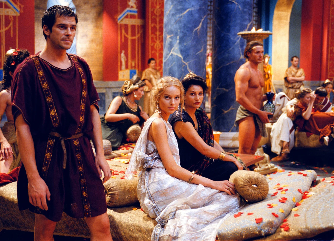 Do charakteryzacji zużyto: 1000 szminek, 10 kg pudru kosmetycznego, 40 kompletów cieni, 1000 opakowań lakieru do włosów i 500 pudełek kremu ochronnego.
Użyto także 150 bród, 400 peruk, 100 półperuk, 150 warkoczy i splotów pojedynczych oraz 60 tupecików. Do charakteryzacji zużyto: 1000 szminek, 10 kg pudru kosmetycznego, 40 kompletów cieni, 1000 opakowań lakieru do włosów i 500 pudełek kremu ochronnego.
Użyto także 150 bród, 400 peruk, 100 półperuk, 150 warkoczy i splotów pojedynczych oraz 60 tupecików.