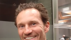 Mariusz Czerkawski zagrał w meczu charytatywnym między Reprezentacją Artystów Polskich a drużyną TVN24