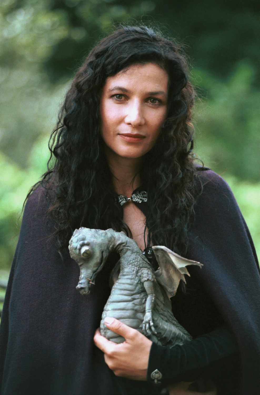 Grażyna Wolszczak w czarnych, długich włosach