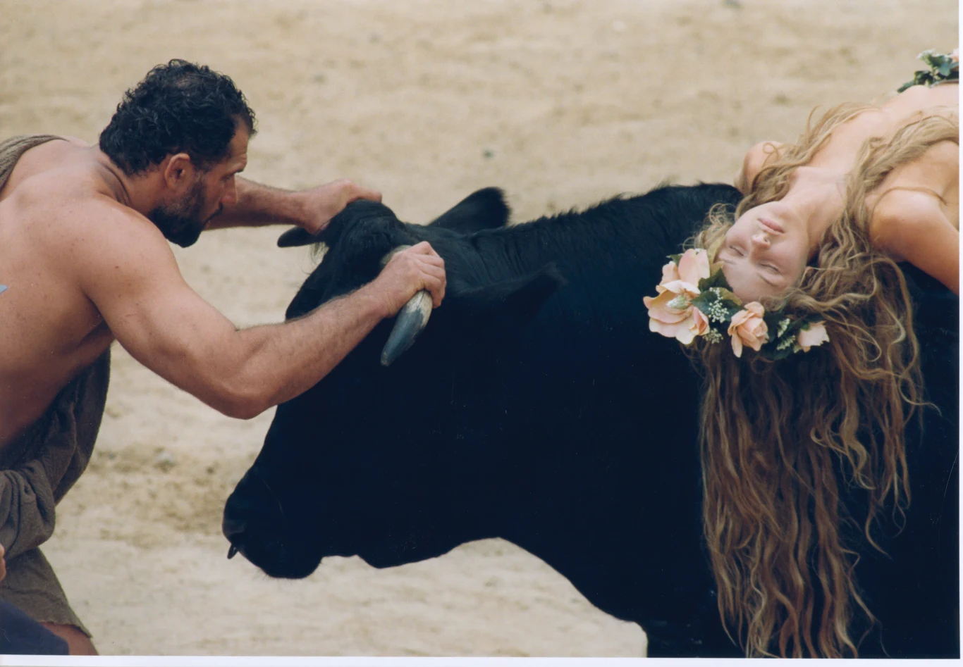 Spodziewano się też np., że w roli Ursusa pojawi się znany bokser wagi ciężkiej Andrzej Gołota, a został wybrany i świetnie się spisał wielokrotny medalista mistrzostw świata i Europy w judo - Rafał Kubacki. Scena jego walki z bykiem, do którego przywiązana jest naga Ligia, przeszła do historii polskiego kina. Spodziewano się też np., że w roli Ursusa pojawi się znany bokser wagi ciężkiej Andrzej Gołota, a został wybrany i świetnie się spisał wielokrotny medalista mistrzostw świata i Europy w judo - Rafał Kubacki. Scena jego walki z bykiem, do którego przywiązana jest naga Ligia, przeszła do historii polskiego kina.
