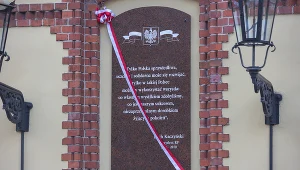 Uroczyste odsłonięcie tablicy poświęconej byłemu prezydentowi Lechowi Kaczyńskiemu