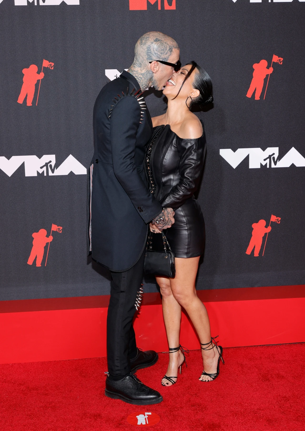 Kourtney Kardashian i Travis Barker  Kourtney Kardashian i Travis Barker