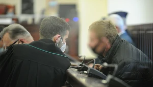 Jeden z oskarżonych na początku procesu