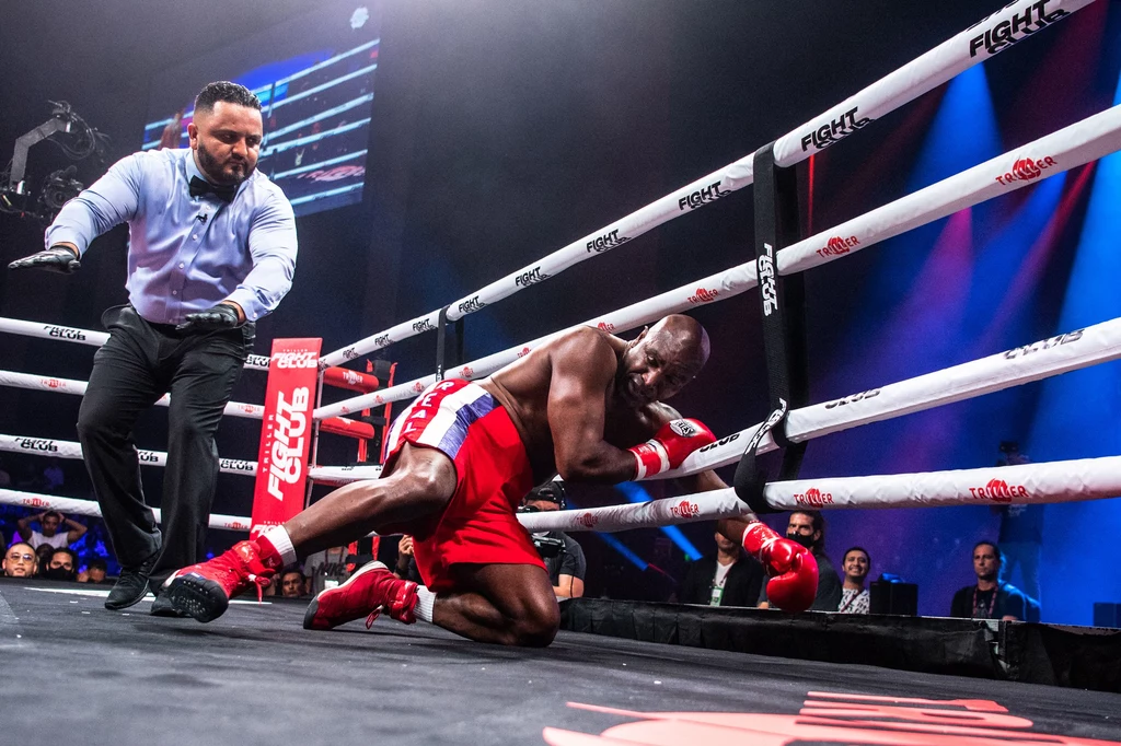 Evander Holyfield na deskach. Tutaj jeszcze sam się przewrócił Evander Holyfield na deskach. Tutaj jeszcze sam się przewrócił